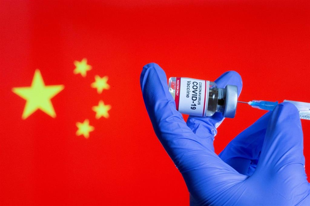 "Vaccini poco efficaci": l'autogol (con rettifica) della Cina
