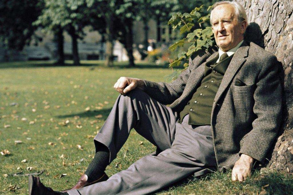 J.R.R. Tolkien appoggiato a uno dei suoi amati alberi