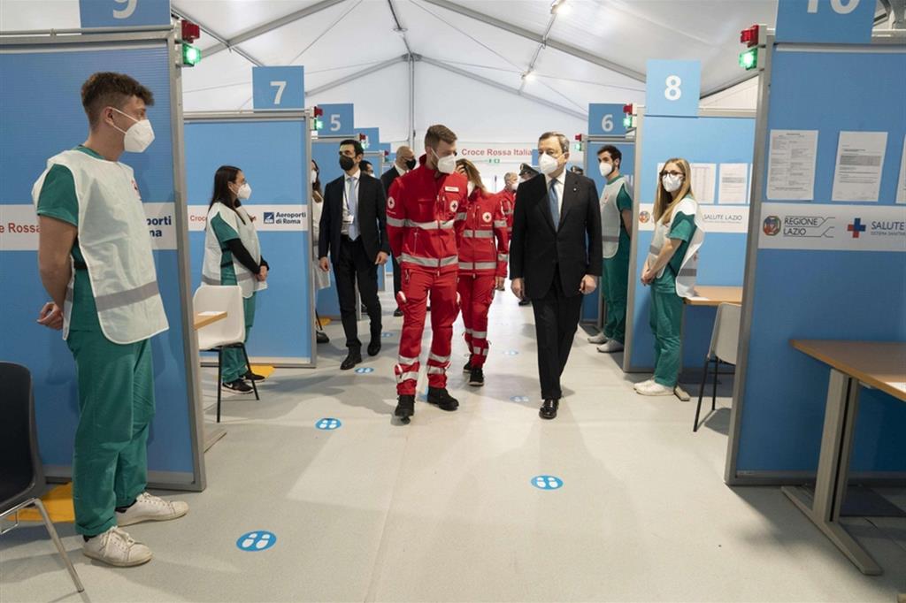 Il premier Draghi in visita al centro vaccinale all'aeroporto di Fiumicino
