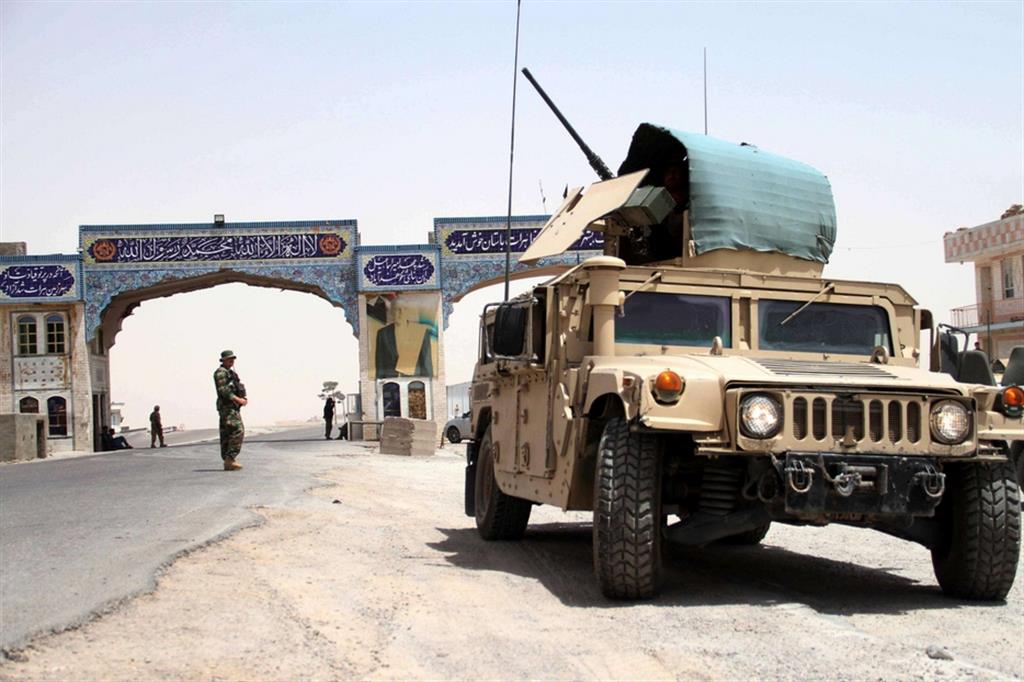 Soldati afghani a un check point ad Herat
