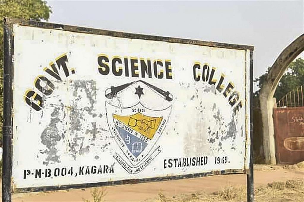 L'insegna della scuola dov'erano stati rapiti gli studenti rilasciati stamani