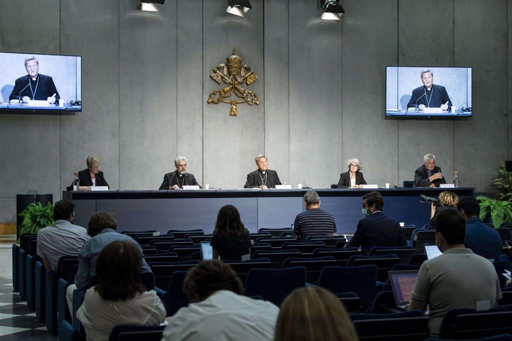 Conferenza Stampa di presentazione del Documento Preparatorio e del Vademecum per il processo sinodale che orienteranno i contributi delle Chiese locali. La conclusione nel 2023 con l’assemblea dei vescovi a Roma