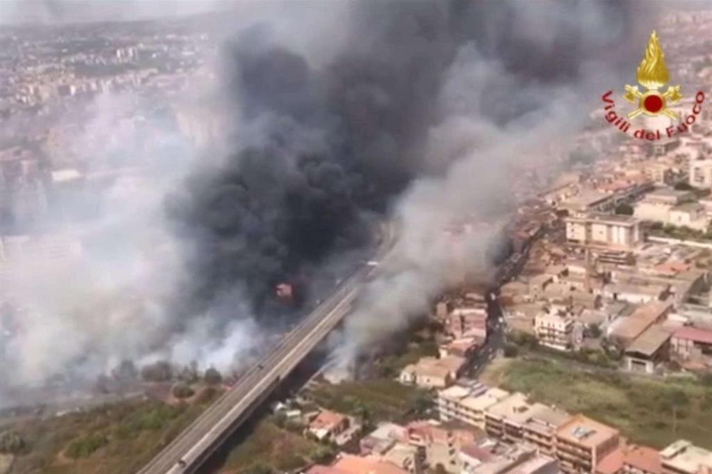 Le colonne di fumo sopra Catania riprese dall’elicottero dei Vigili del fuoco