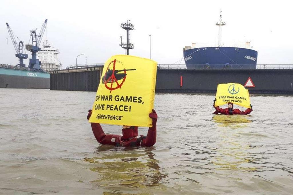 Germania, febbraio 2020: attivisti di Greenpeace protestano contro l'arrivo via mare di armi per una esercitazione militare