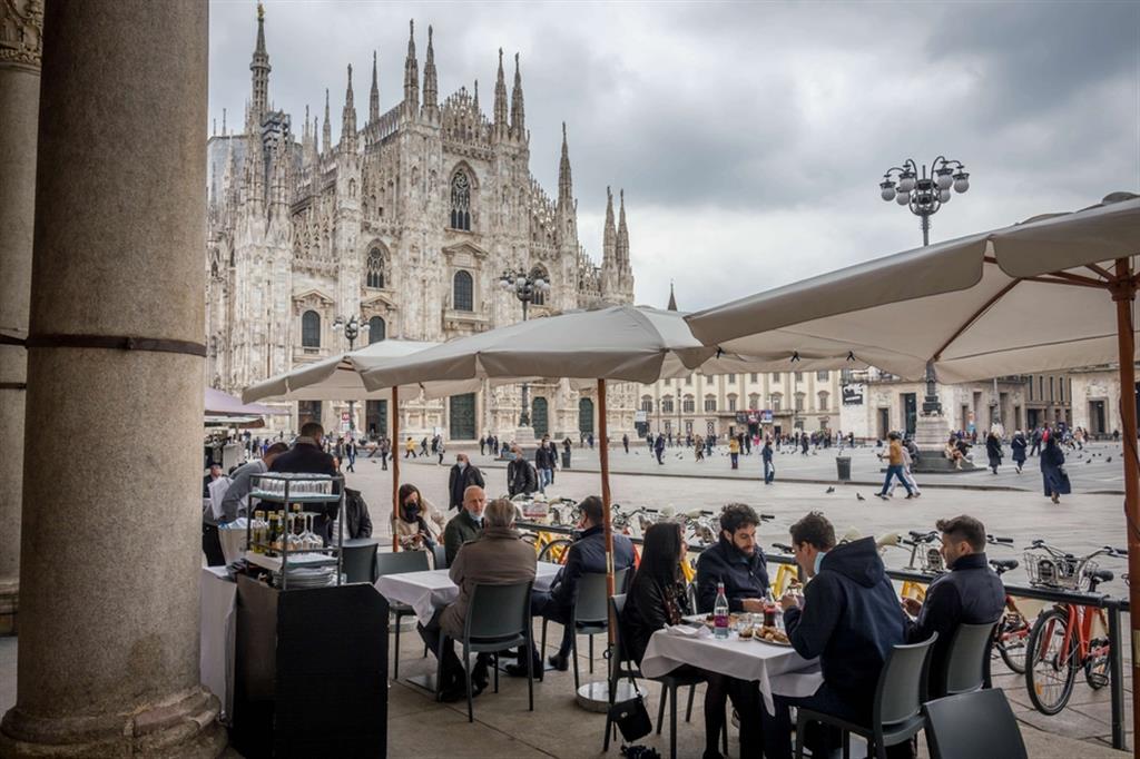 Bar aperti in piazza del Duomo a Milano