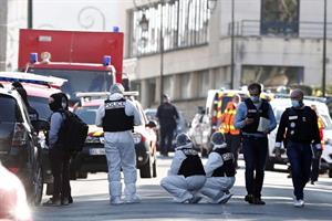 Francia, grida «Allah akbar» e taglia la gola a una poliziotta