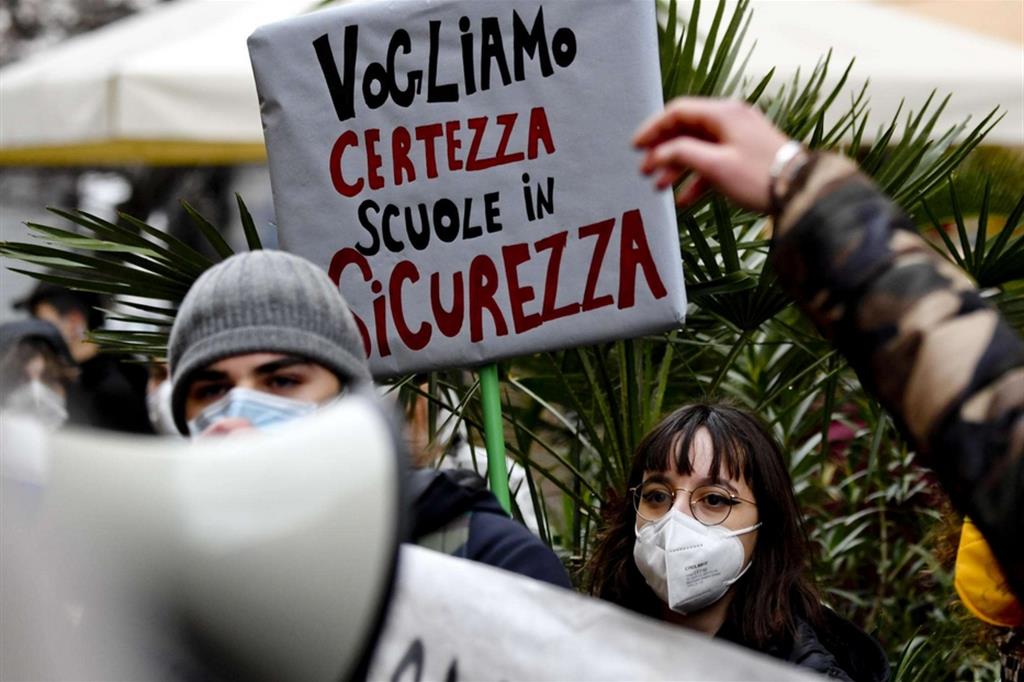 «Un'Italia che fugge dalla razionalità e frena sulla ripresa»