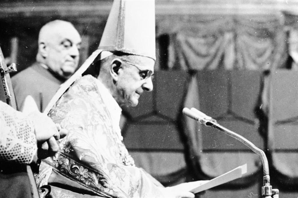 Papa Paolo VI esce in processione dalla Cappella Sistina nel giorno di inizio del suo pontificato, Città del Vaticano, 21 giugno 1963