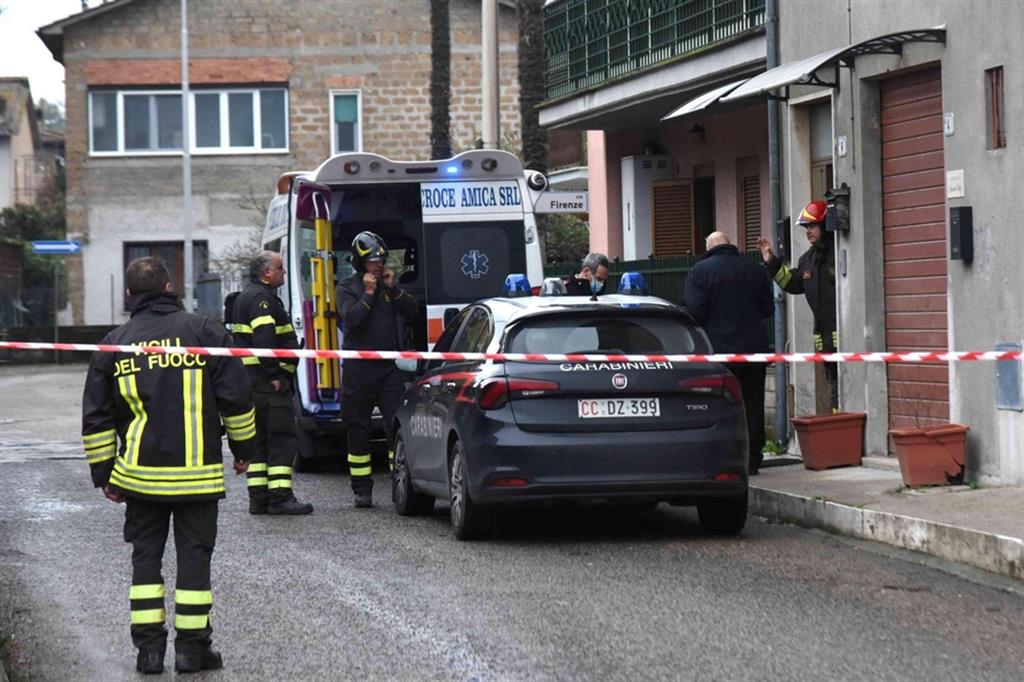 I carabinieri ed i soccorritori sul luogo dove Matias, 10 anni, è stato ucciso con una coltellata alla gola in casa, vicino Viterbo