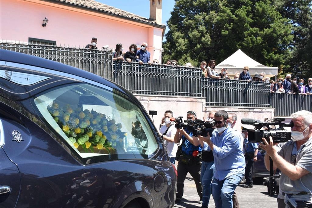 Il carro funebre si avvia a lasciare la casa di Franco Battiato a Milo