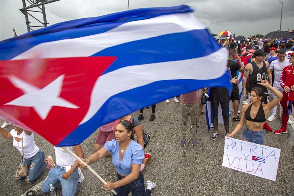 Manifestanti sfilano all'Avana