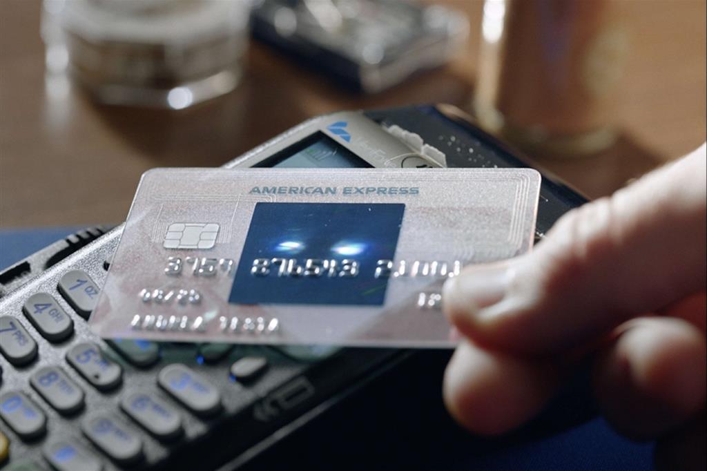 Un pagamento contactless con una carta di credito