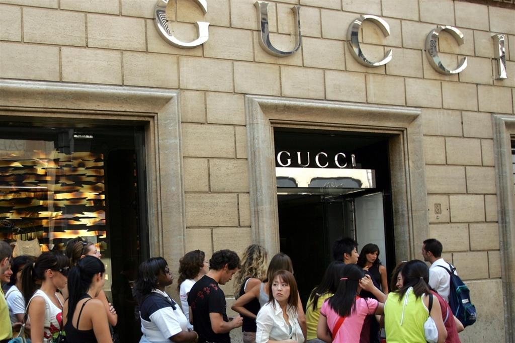Gucci e Intesa Sanpaolo hanno siglato un accordo per favorire la transizione ecologica delle aziende della filierae
