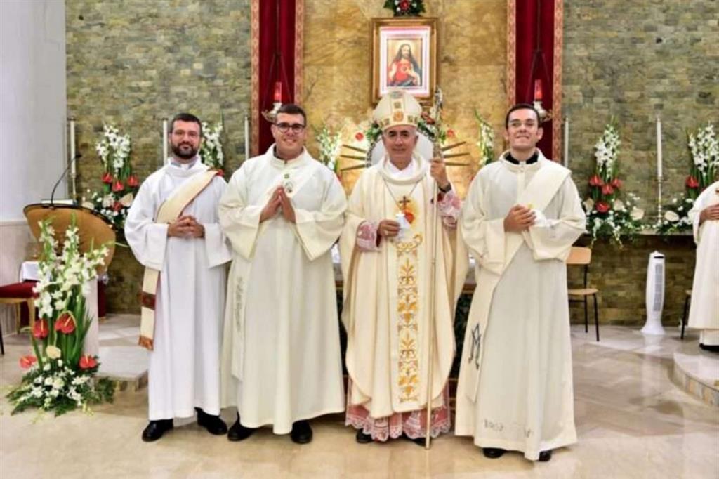 I tre nuovi sacerdoti con il vescovo Staglianò