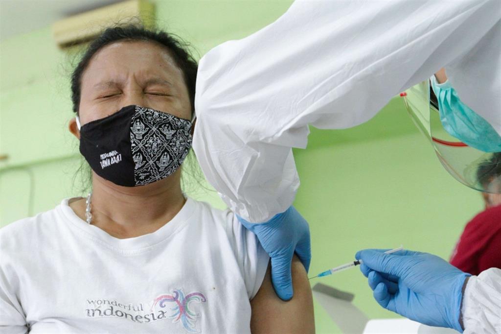 Una donna viene vaccinata a Giacarta