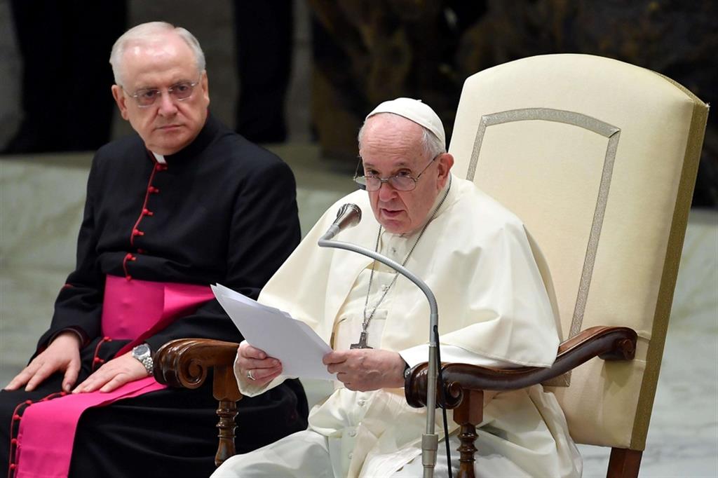 Il Papa: lo Spirito dona mitezza e invita a portare i pesi degli altri