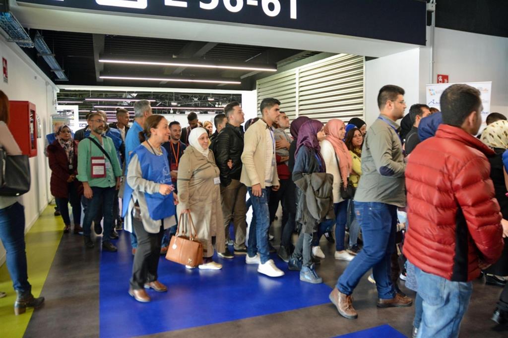 Un gruppo di profughi siriani in arrivo all'aeroporto di Roma Leonardo Da Vinci a Fiumicino nell'ottobre 2018