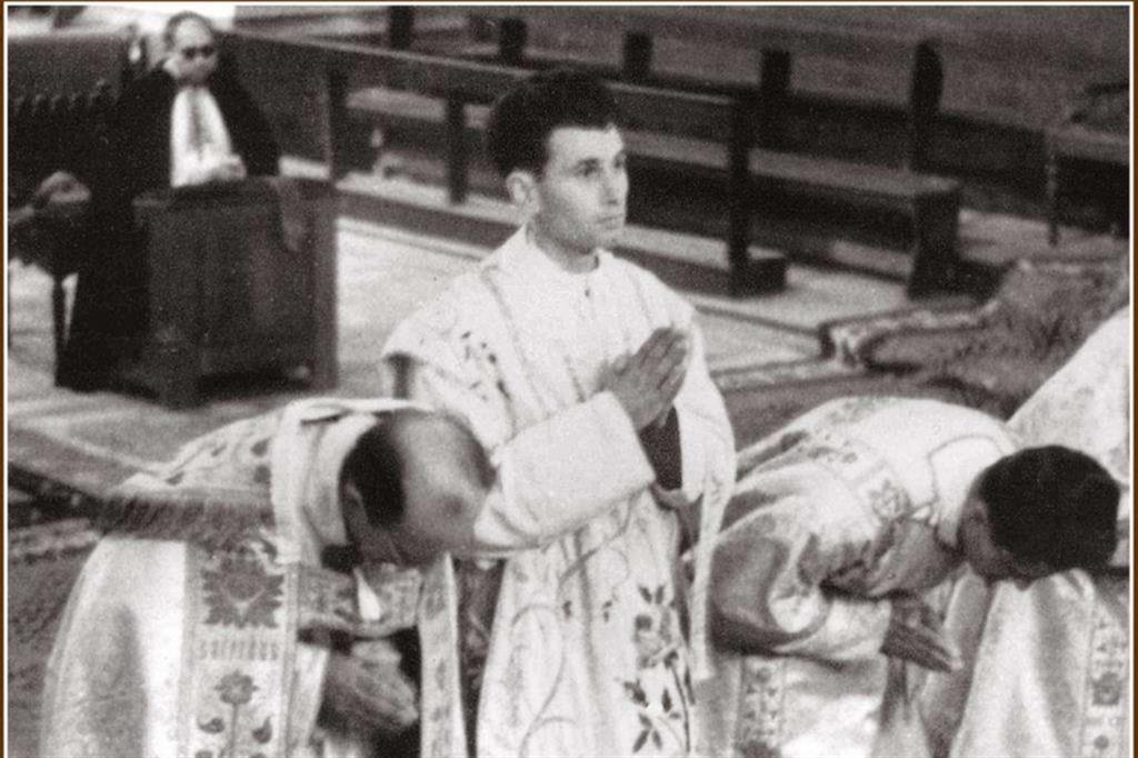 Il cardinale Ernest Simoni il giorno della sua ordinazione sacerdotale a Scutari, in Cattedrale. Era il 7 aprile del 1956. A imporgli le mani l’arcivescovo Ernest Çoba, che sarebbe stato ucciso dal regime nel 1979
