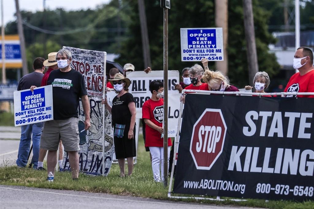 Le proteste contro la pena di morte davanti al penitenziario di Terre Haute in Indiana