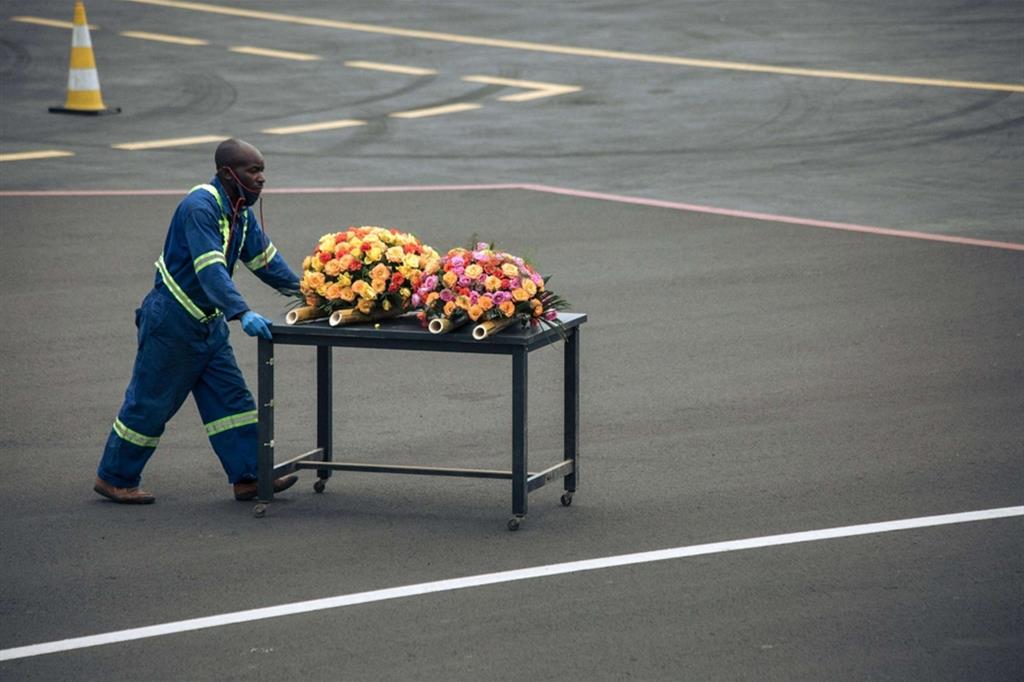 Fiori per i due italiani uccisi in Congo, all'imbarco delle salme