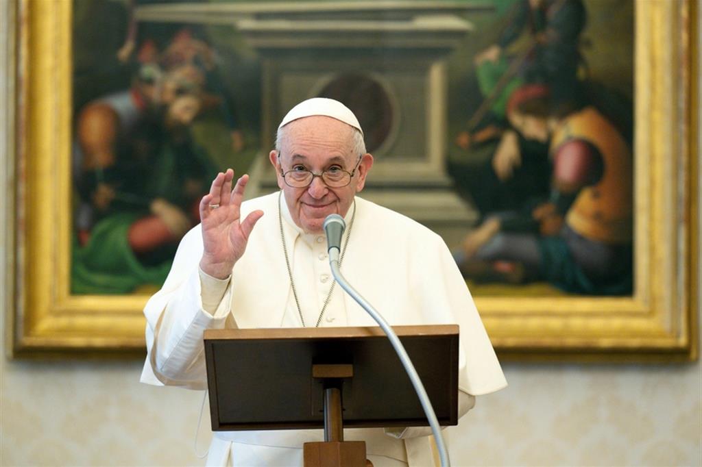 Papa Francesco recita il Regina Coeli nella Biblioteca Apostolica