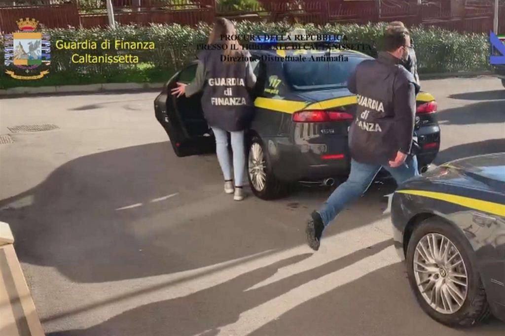 Un fermo immagine di un video della Guardia di finanza: un'operazione che ha portato al sequestro di beni alla mafia siciliana