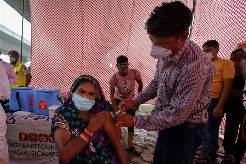 Una donna indiana viene vaccinata con una dose di Covaxin, prodotto dalla Bharat Biotech