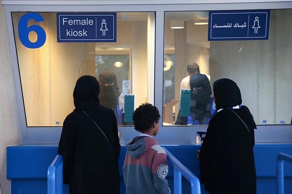 Donne alla biglietteria dedicata allo stadio di Riad