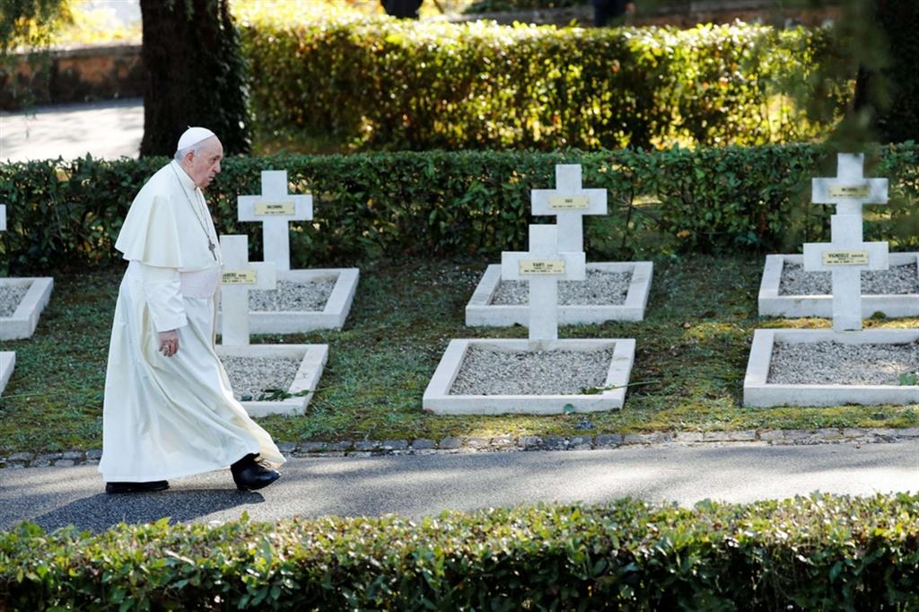 Il Papa: "L’importante è che l’ultimo passo ci trovi in cammino, non girando in passeggiata, nel cammino della vita e non in un labirinto senza fine. Essere in cammino perché l’ultimo passo ci trovi camminando"