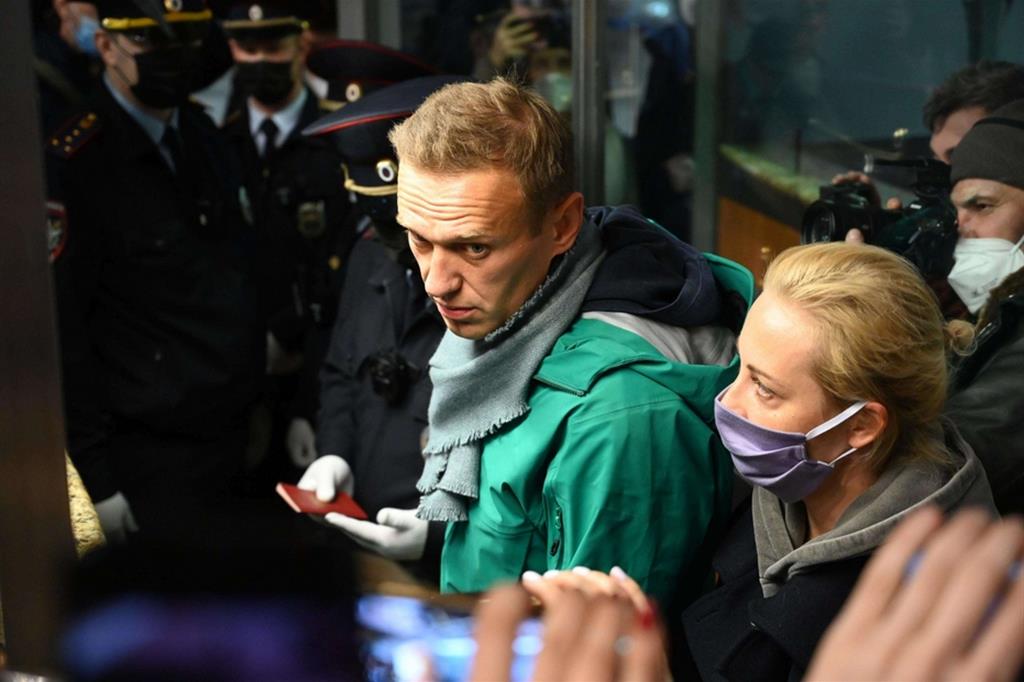 L'oppositore russo Navalny e la moglie al controllo passaporti in aeroporto, dov'è scattato l'arresto dell'oppositore
