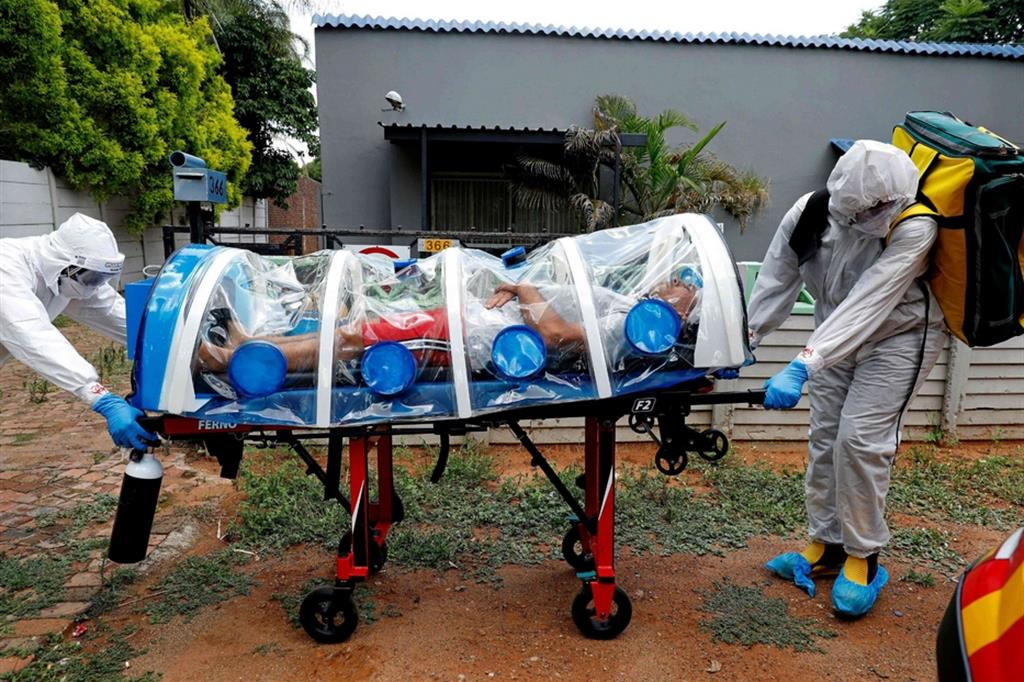 I paramedici trasferiscono in ospedale un paziente colpito dal Covid nel suo villaggio a nord di Pretoria