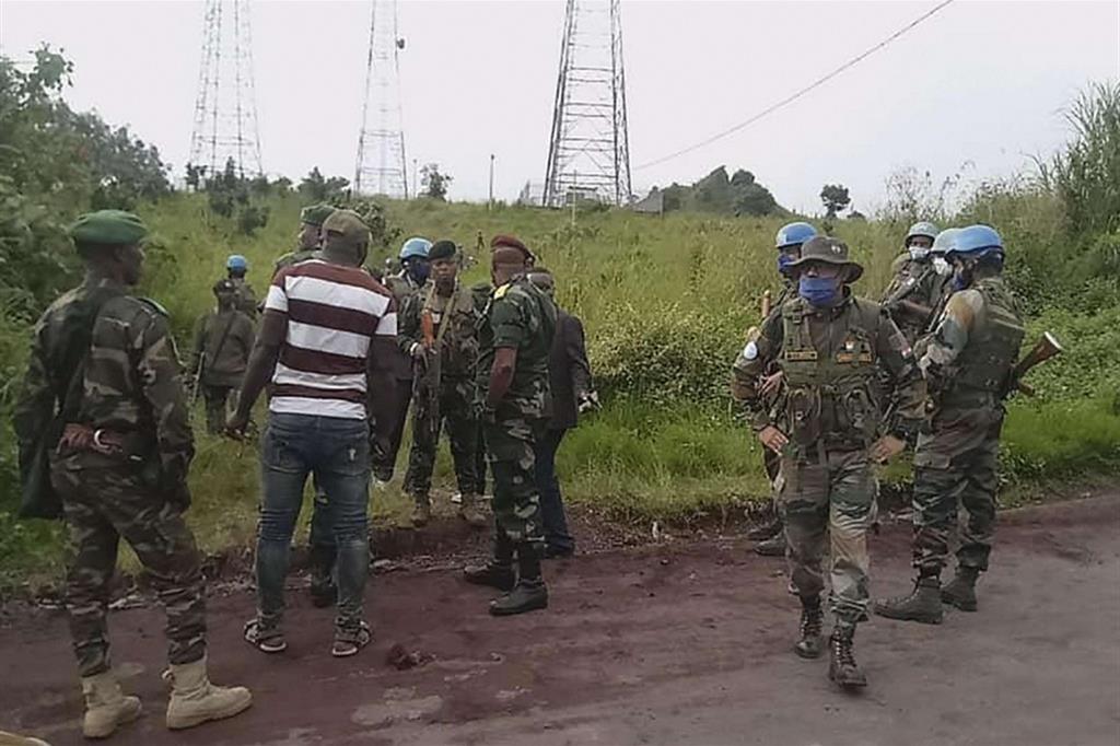 Militari congolesi e dell'Onu sul luogo dell'attacco dove è avvenuto l'agguato mortale
