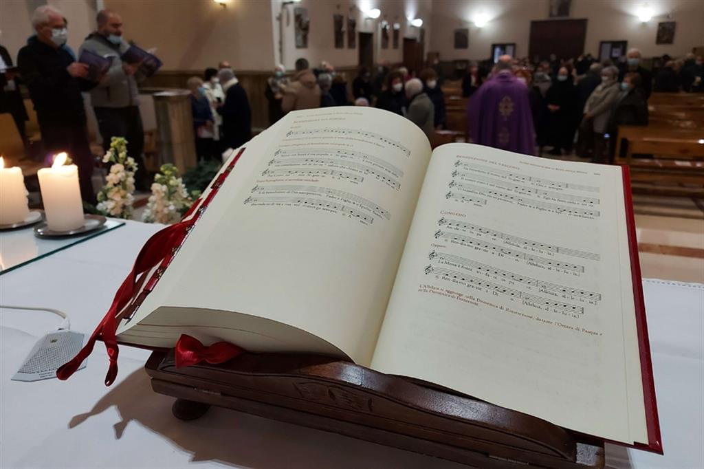Il nuovo Messale Romano sull'altare di una parrocchia italiana