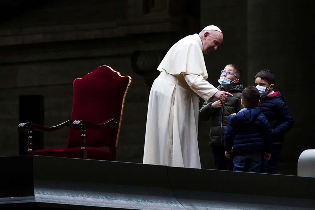 Il Papa con i bambini nella Via Crucis del Venerdì Santo