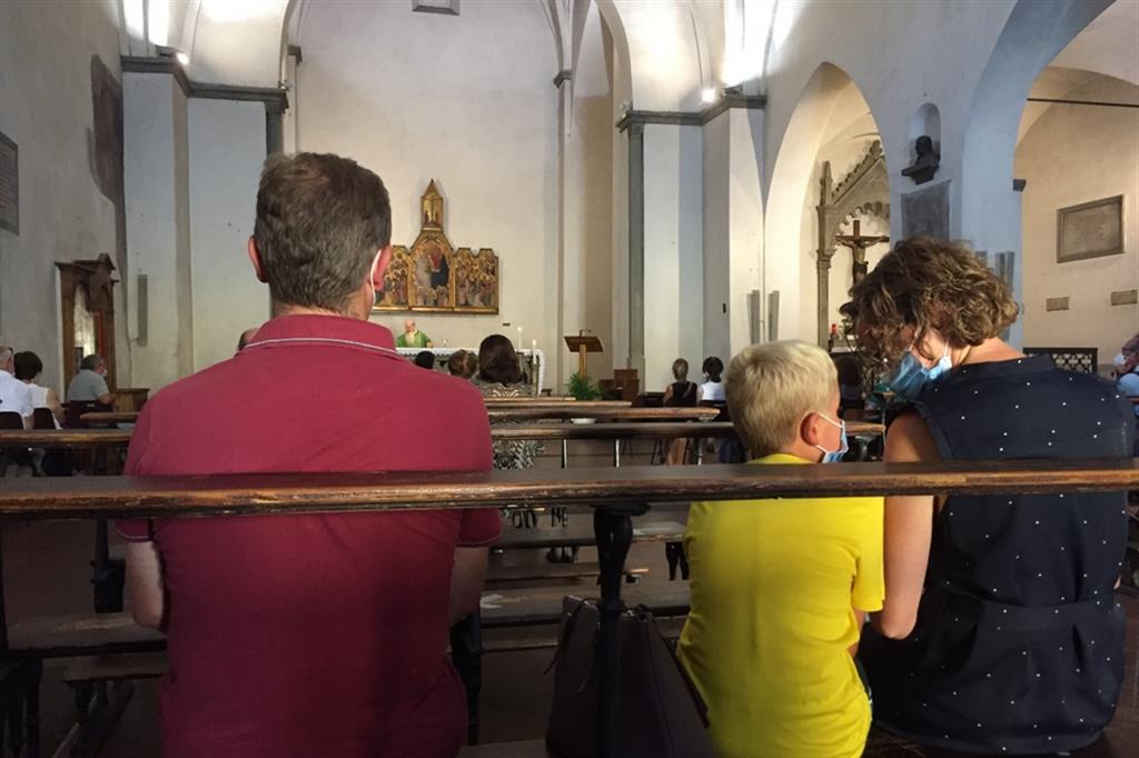 Una famiglia mentre partecipa alla Messa in una parrocchia italiana