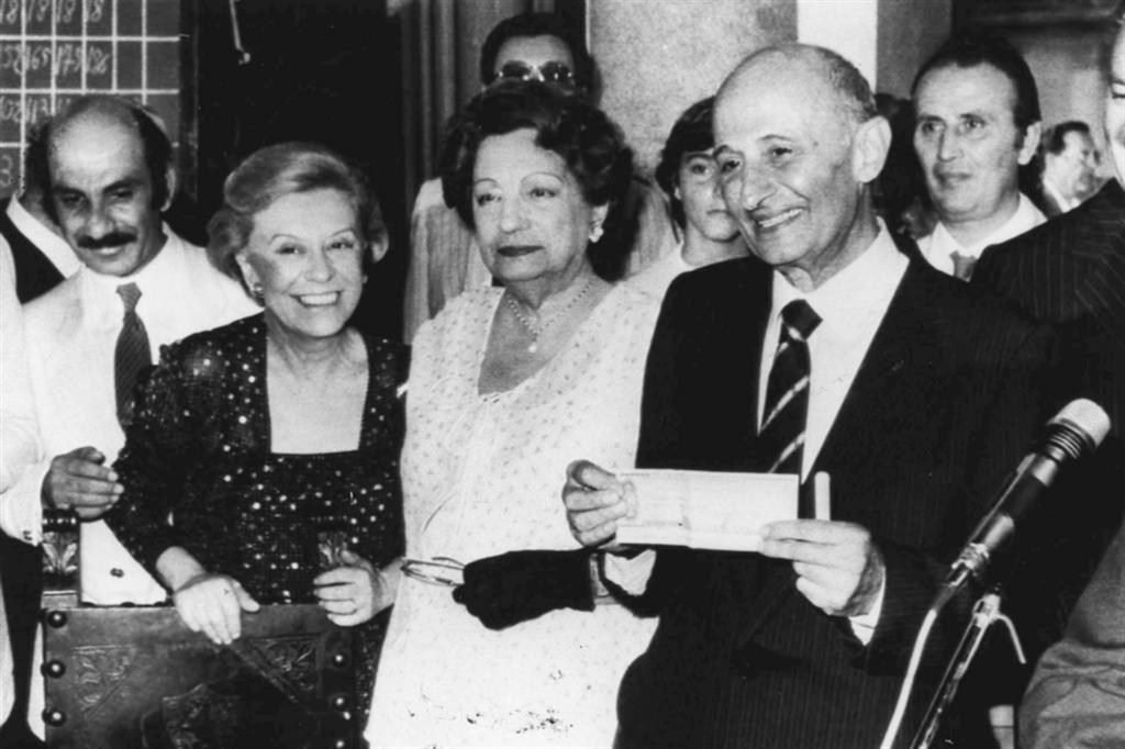 1983: Mario Pomilio vincitore del Premio Strega con il romanzo "Il Natale del 1833", con Maria Bellonci e Giulietta Masina