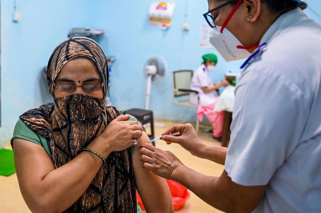 Una donna indiana viene vaccinata a Mumbai