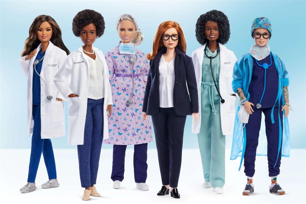 La scienziata Sarah Gilbert, tailleur nero e capelli rossi, in versione Barbie insieme ad altre bambole ispirate alle donne attive nel campo sanitario