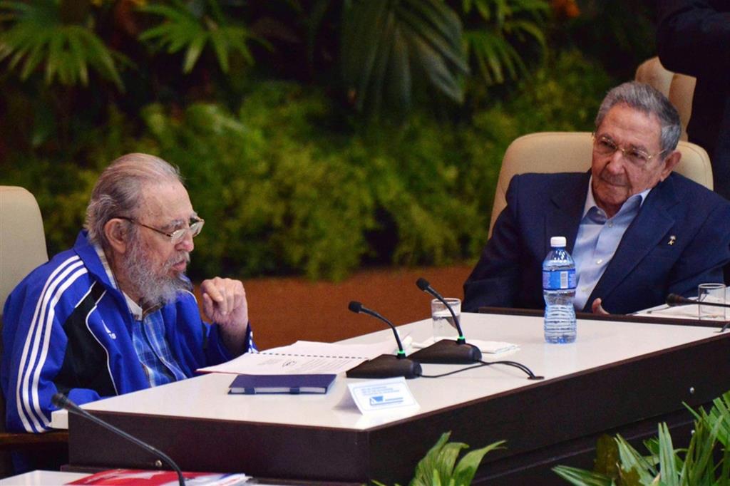 L’ultimo Congresso del Partito con entrambi i fratelli Castro, nell'aprile 2016. Sopra, un giovane Raúl con Ernesto Che Guevara nel 1960 a Cuba