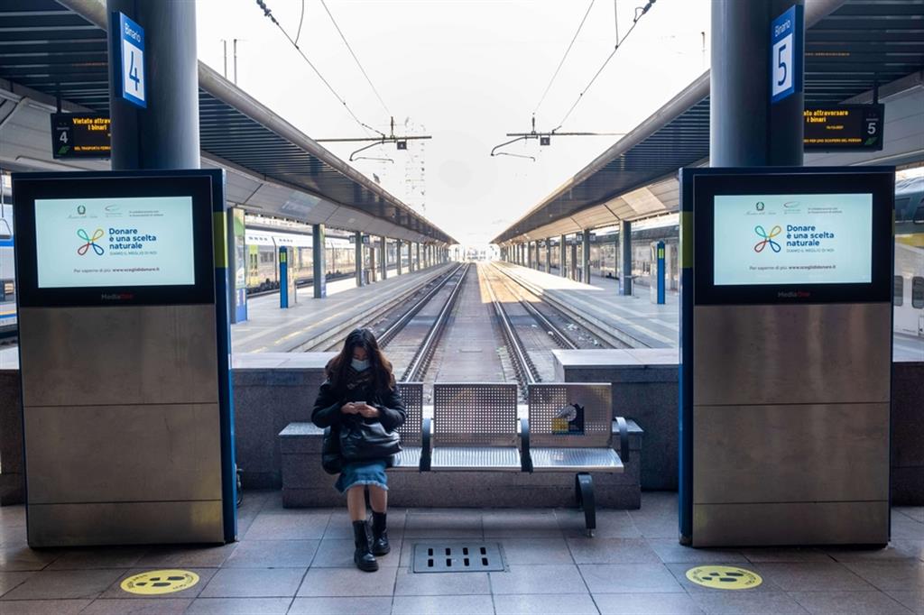 Lo sciopero generale di givedì 16 dicembre riguarderà anche i treni. Nell'immagine la stazione Cadorna di Milano
