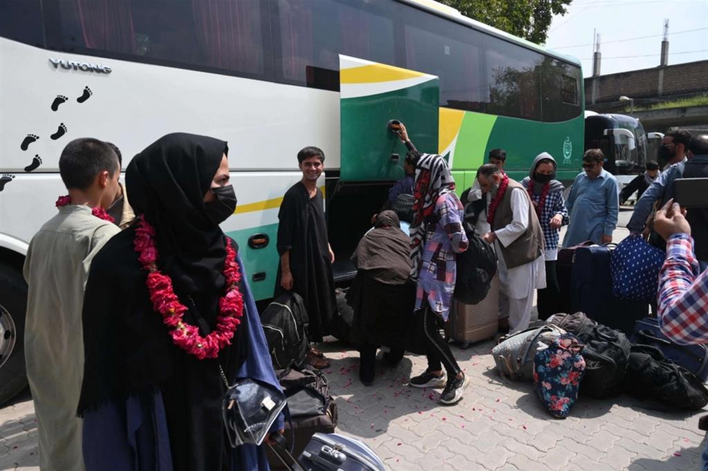 Le calciatrici della nazionale femminile giovanile afghana all'arrivo in Pakistan
