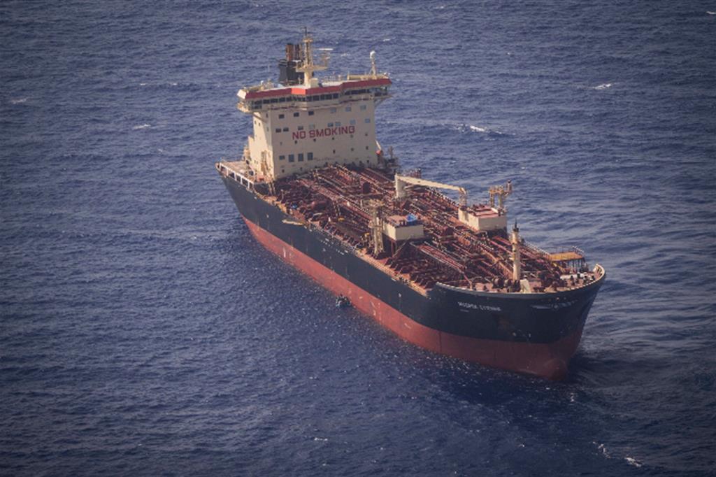 La Maersk Etienne, nave per il trasporto di bestiame, rimase bloccata per 37 giorni con 27 naufraghi a bordo