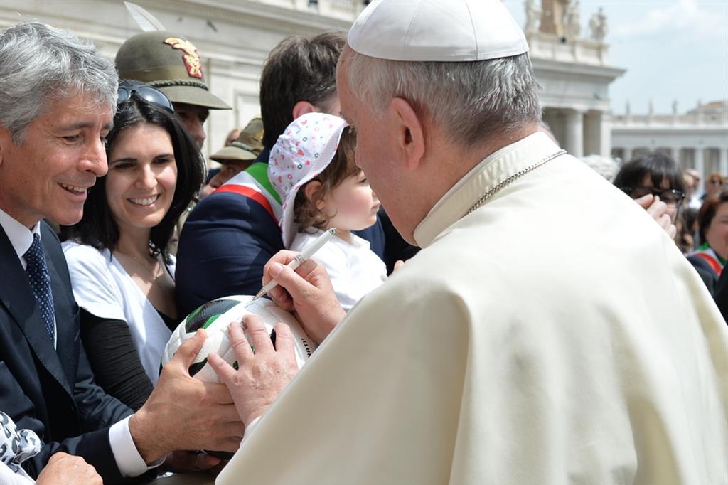 Papa Francesco firma il pallone della Lega Calcio di Serie B tenuto in mano dal presidente Andrea Abordi nel maggio 2014