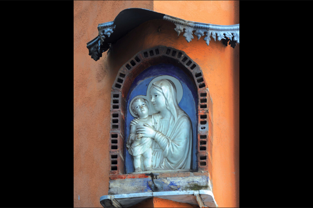Madonna col Bambino, altorilievo in ceramica del XIX secolo, via del Buon Consiglio, rione Monti, Roma