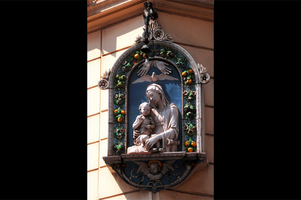 Madonna col Bambino, altorilievo in ceramica del XIX secolo, via Sistina, angolo via Francesco Crispi, rione Campo Marzio, Roma