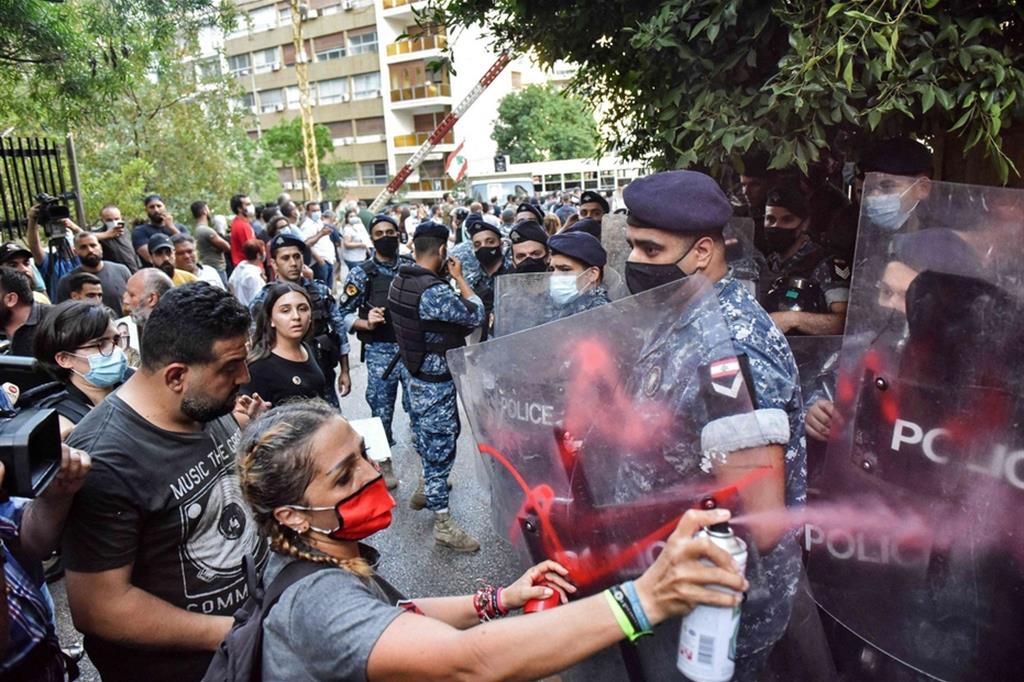 Manifestanti sfidano la polizia nel centro di Beirut: nella capitale libanese le proteste contro la crisi economica e l’inazione governativa sono ormai quotidiane
