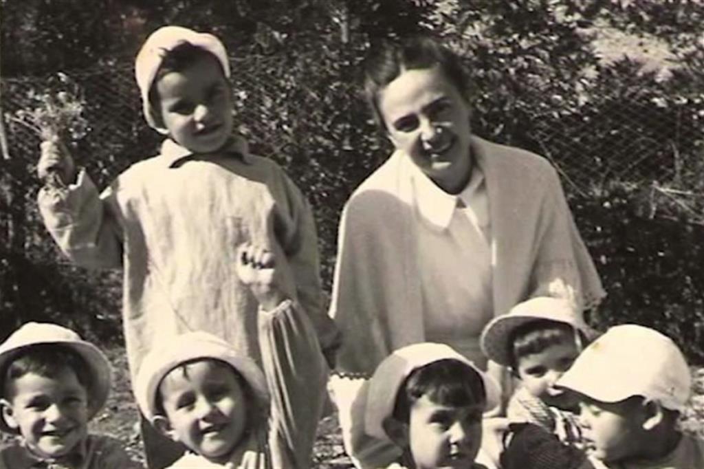  Maria Bordoni con alcuni dei bimbi di cui si prese cura