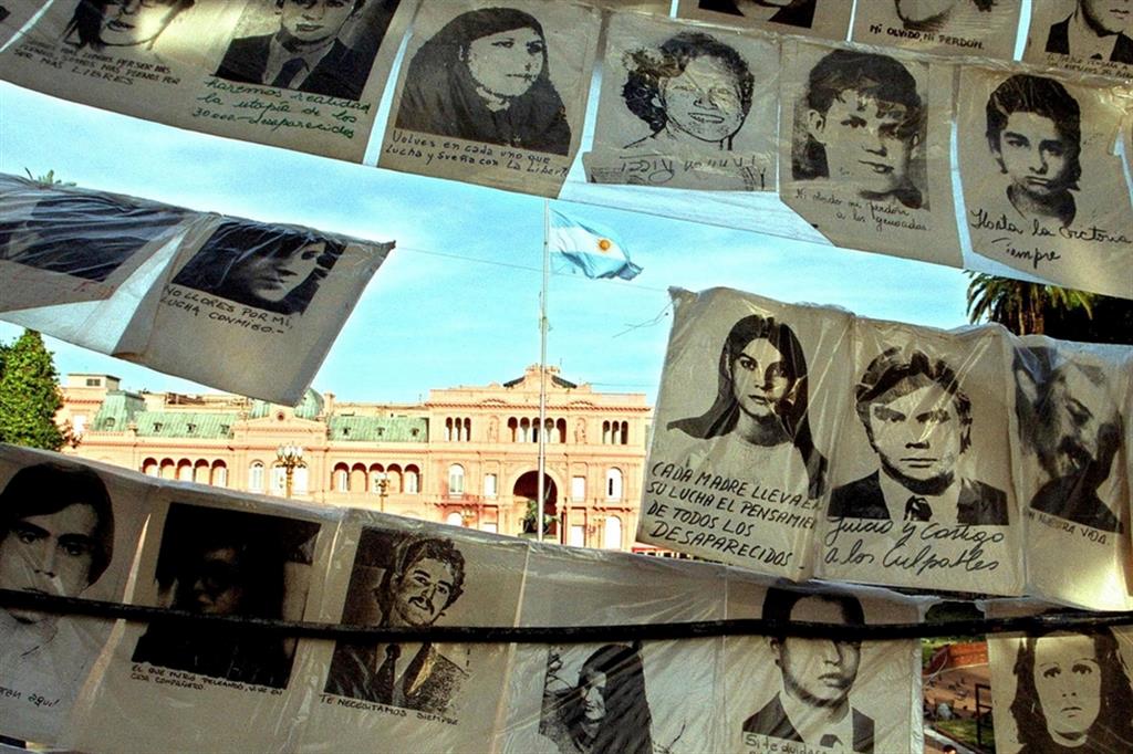 Manifestazione per i desaparecidos nella plaza de Mayo di Buenos Aires