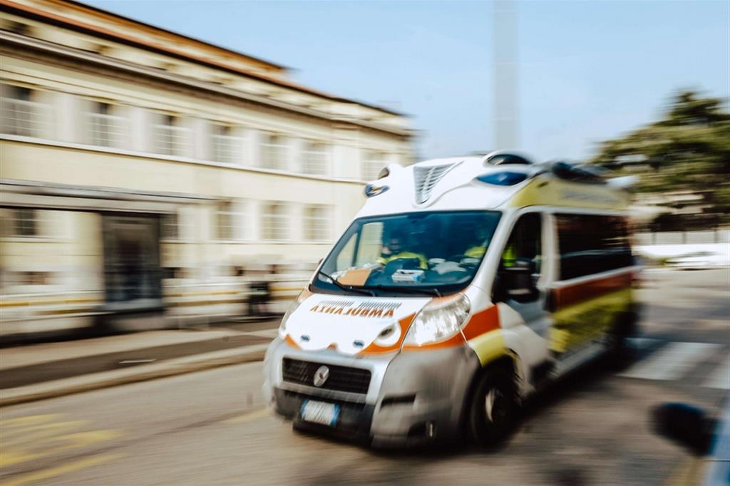 Un'ambulanza trasporta un malato di Covid in ospedale
