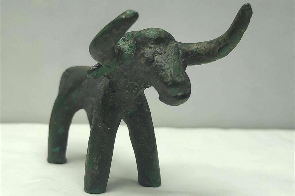 La statuetta votiva raffigurante un toro rinvenuta a Olimpia